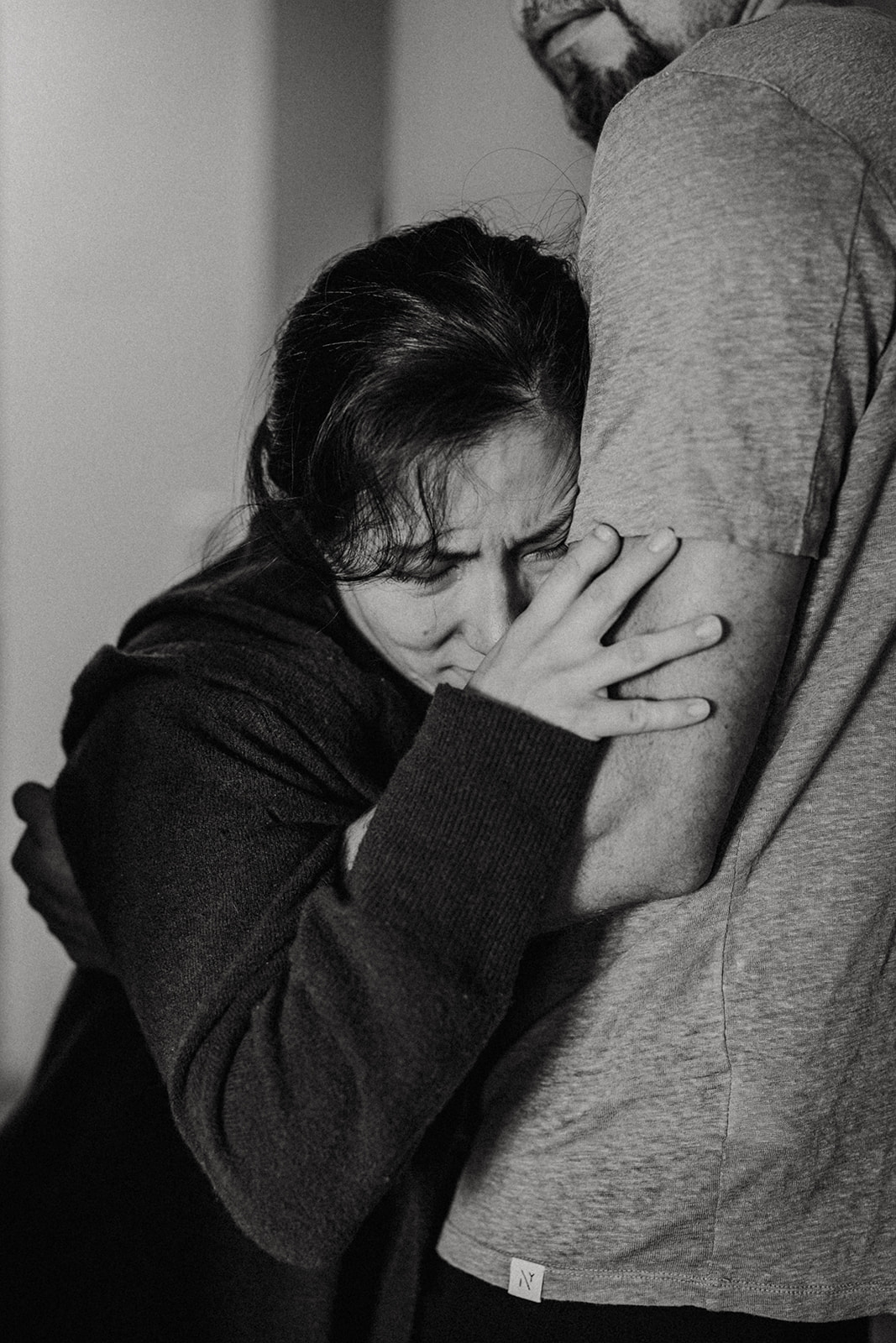 Frau lehnt sich müde an ihren Mann Geburtsfotografie Shalynn Crawford Tübingen
